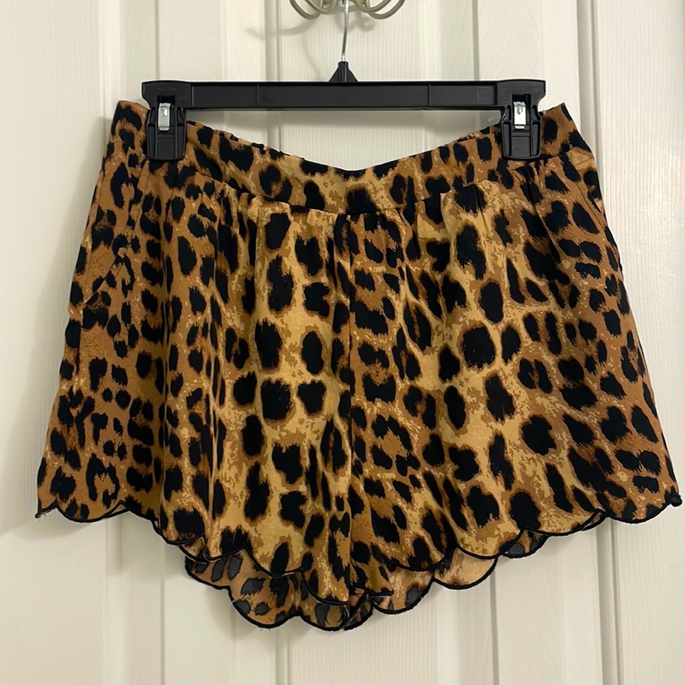 Leopard scallop hem shorts